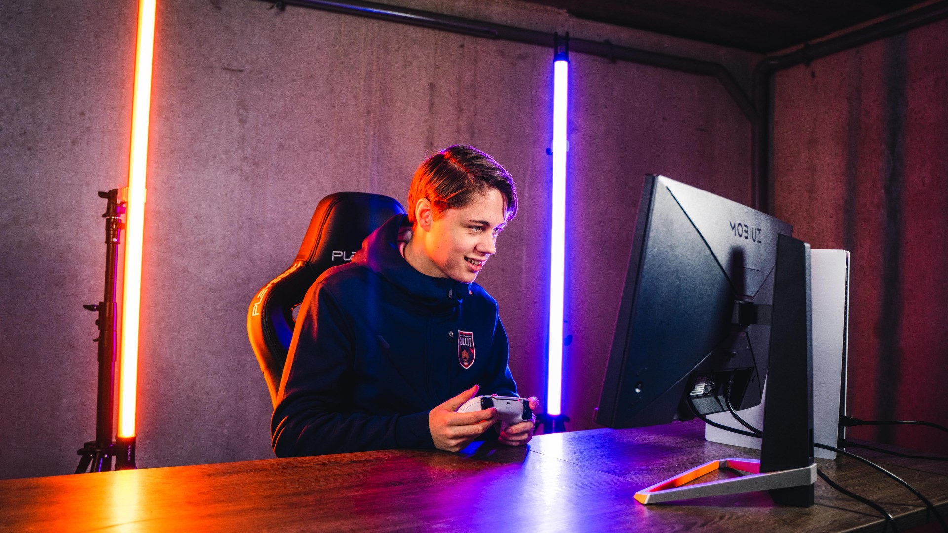This photo features Dani Visser, professional FIFA player for Team Gullit and a BenQ MOBIUZ EX2510S monitor.
